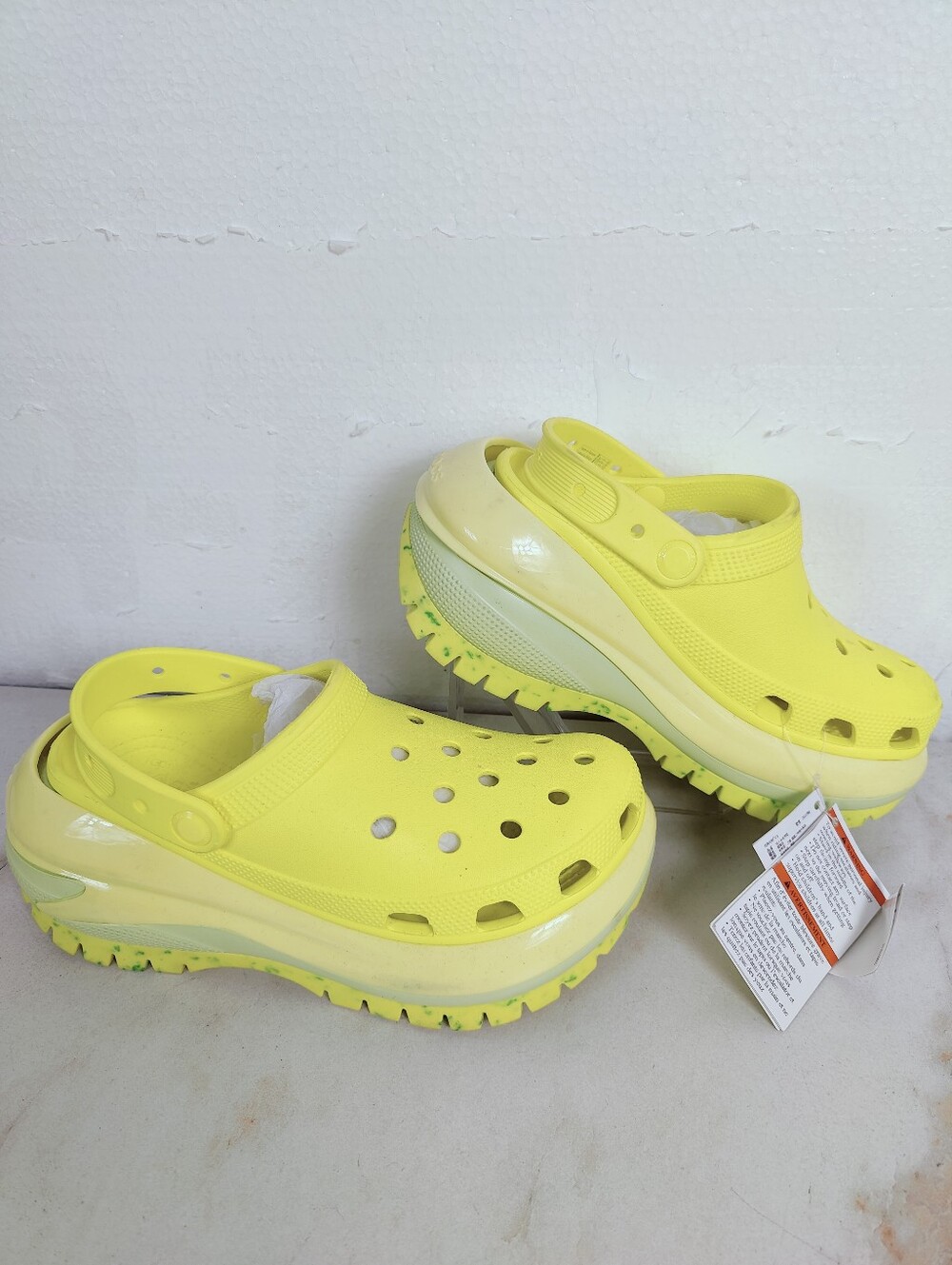 NWT Crocs Mega Crush Clogs Acidity Neon Yellow Green *Flaw*, 5(M) 7(W)